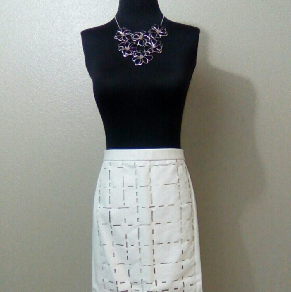 White skirt with faux leather" cutout